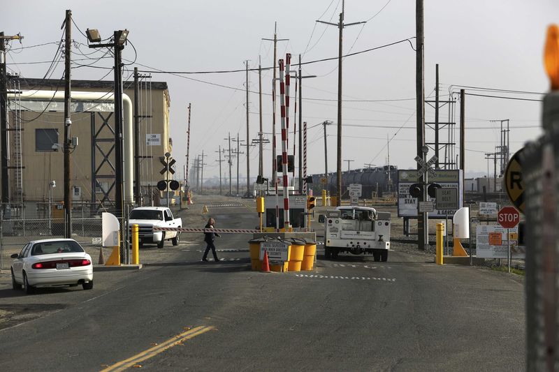 © Reuters. A view of an entrance to the Tesoro refinery in Martinez