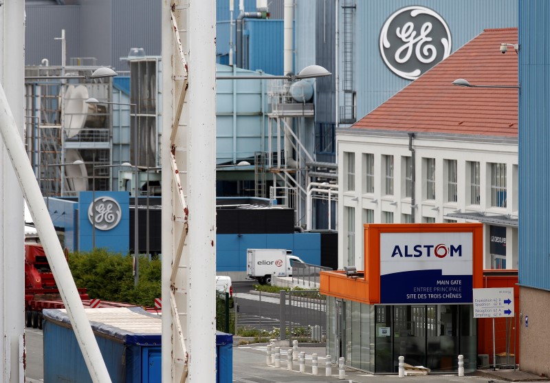 © Reuters. Logotipos da GE e da Alstom são vistos em Belfort.