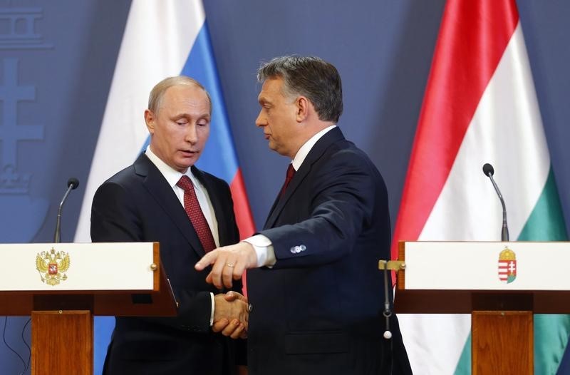 © Reuters. Russian President Putin shakes hands with Hungarian Prime Minister Orban after a joint news conference in Budapest