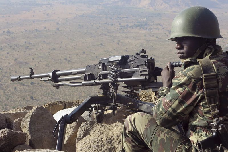 © Reuters. Soldado camaronês observa de montanha perto da Nigéria 