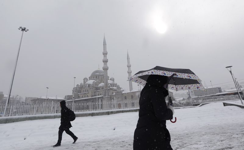 © Reuters. Pessoas caminham diante de mesquita em Istambul