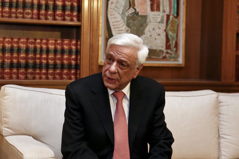 © Reuters. Former Greek Interior Minister and former New Democracy conservative party lawmaker Pavlopoulos talks with Greek PM Tsipras in his office