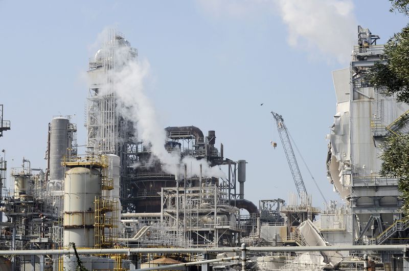 © Reuters. Refinery units are heavily damaged after an explosion at the Exxon-Mobil refinery in Torrance