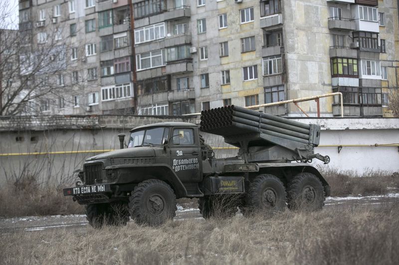 © Reuters. Caminhão com lançador múltiplo de foguetes em Donetsk