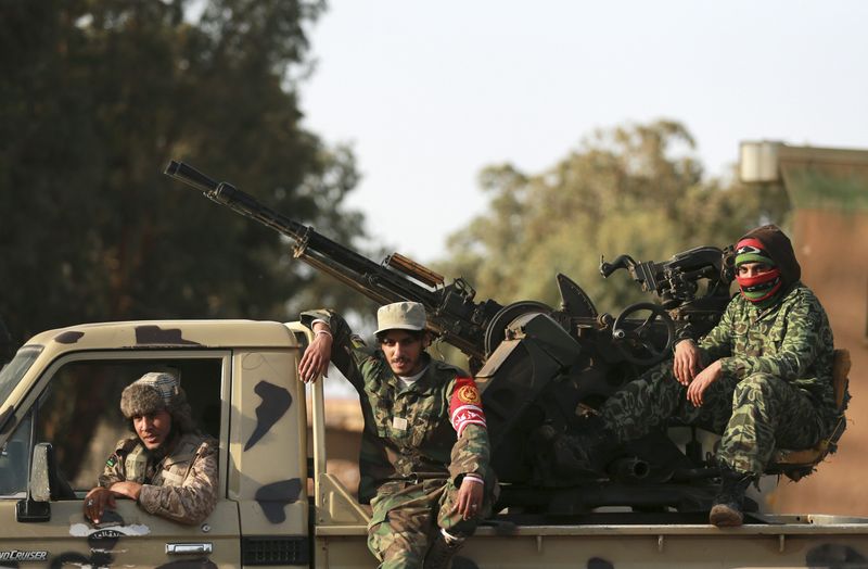 © Reuters. وزير: ليبيا تريد رفع حظر السلاح للتصدي لتنظيم الدولة الاسلامية