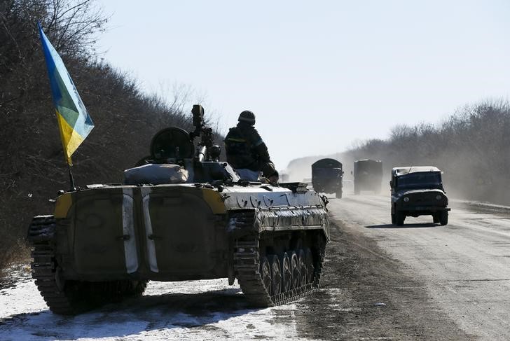 © Reuters. Veículo ucraniano deixa região perto de Debaltseve