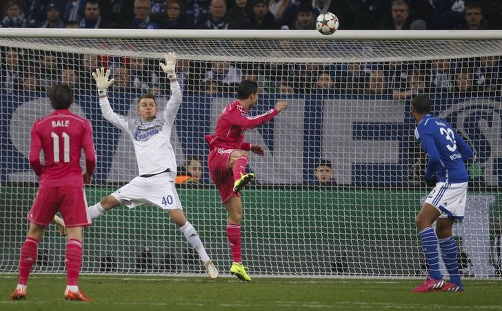 © Reuters. Cristiano Ronaldo, do Real Madrid, marca gol contra Schalke 04