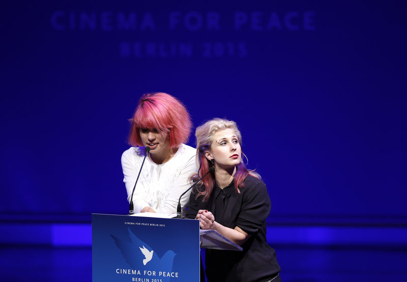 © Reuters. Tolokonnikova and Alyokhina of Pussy Riot address "Cinema for Peace" charity gala during the 65th Berlinale International Film Festival in Berlin