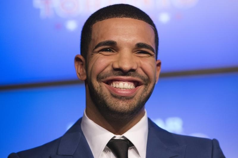 © Reuters. File photo of Drake smiling during an announcement that the Toronto Raptors will host the NBA All-Star game in Toronto