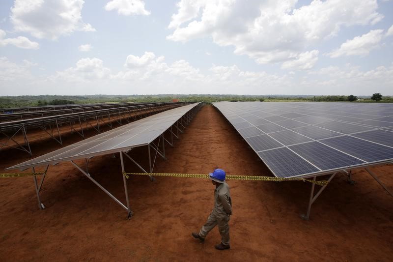 © Reuters. تقرير: الاتحاد الأوروبي على المسار الصحيح لتحقيق أهدافه بشأن الطاقة المتجددة