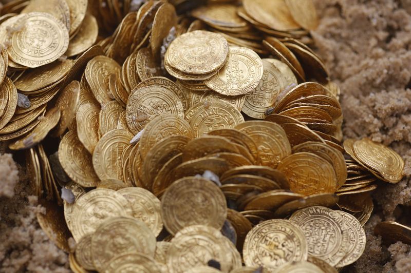 © Reuters. غواصون يعثرون على كنز من العملات الذهبية الأثرية قبالة ساحل اسرائيل
