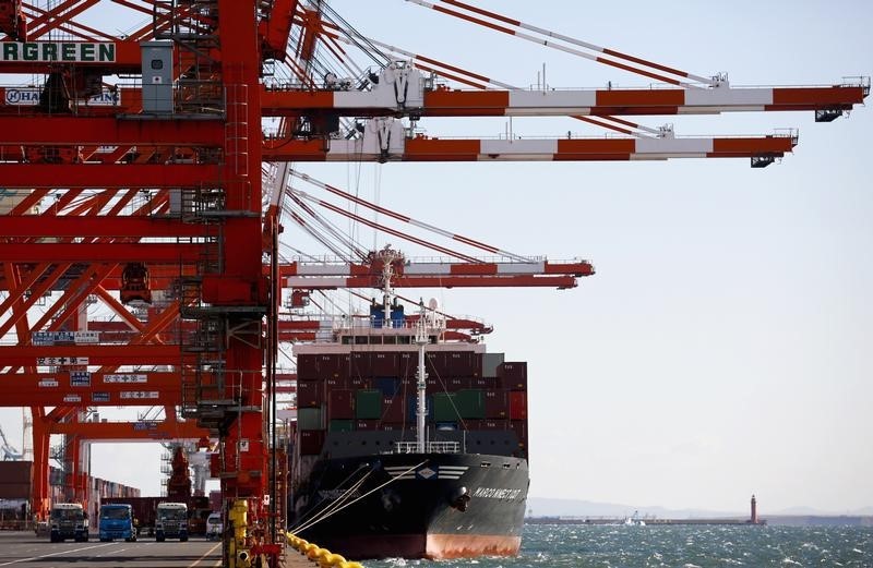 © Reuters. A container ship is loaded at a port in Tokyo