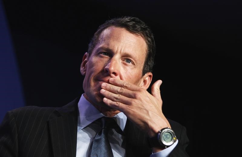 © Reuters. Lance Armstrong takes part in a special session regarding cancer in the developing world during the Clinton Global Initiative in New York