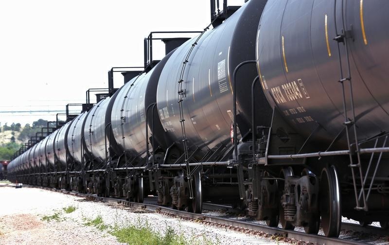 © Reuters. A crude oil train moves past the loading rack at the Eighty-Eight Oil LLC's transloading facility in Ft. Laramie
