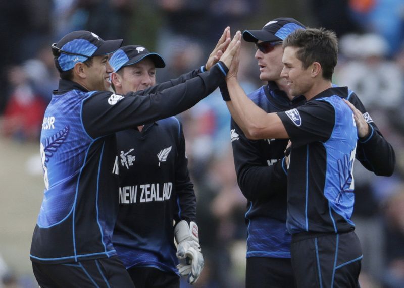 © Reuters. New Zealand bowler Boult celebrates with team mates after bowling out Sri Lanka's Thirimanne during their Cricket World Cup match in Christchurch