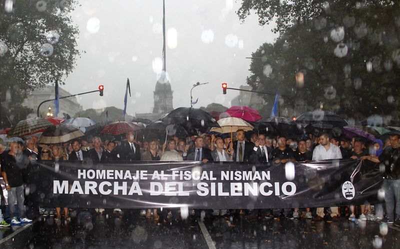 © Reuters. Miles de argentinos piden justicia por la muerte de un fiscal