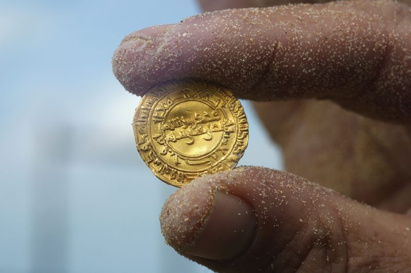 © Reuters. Encuentran un enorme tesoro de monedas de oro frente a la costa israelí