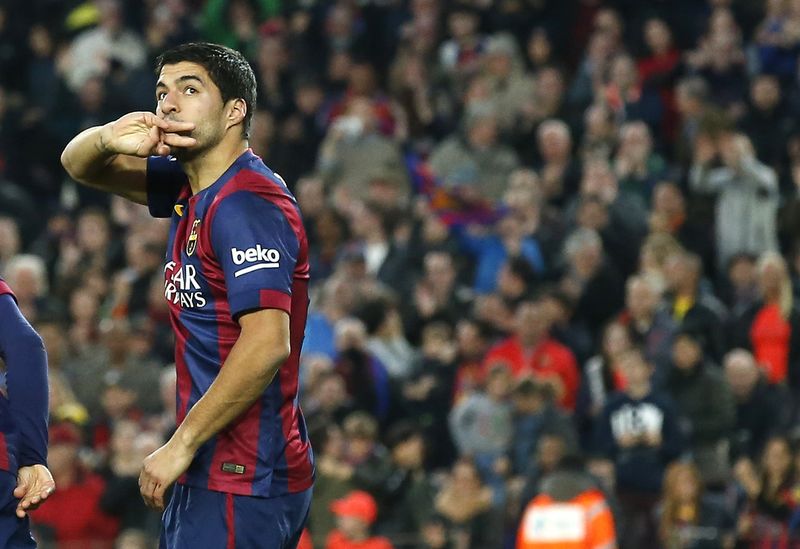 © Reuters. Barcelona's Suarez celebrates his goal during their Spanish first division soccer match against Levante at Nou Camp stadium in Barcelona