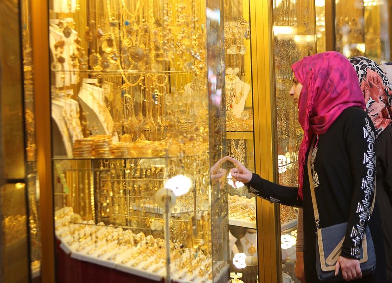 © Reuters. Женщина у витрины ювелирного магазина в Басре 