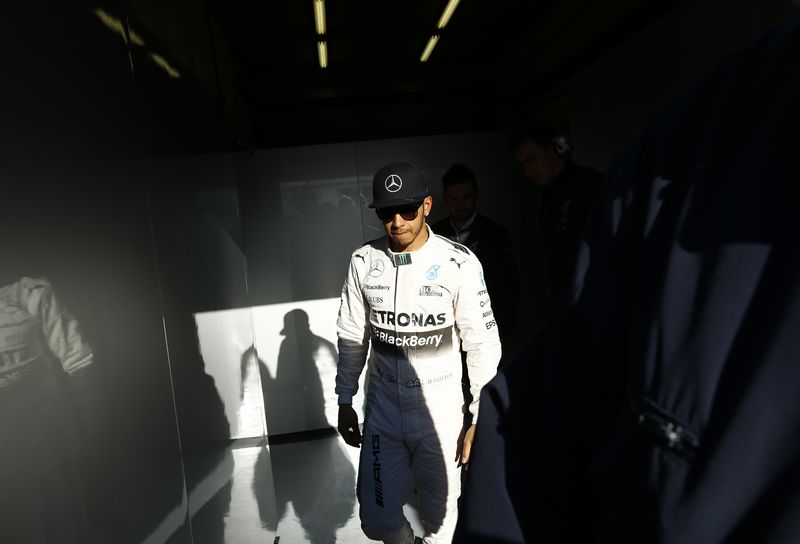 © Reuters. Mercedes Formula One racing driver Lewis Hamilton of Britain leaves from his garage at the Jerez racetrack in southern Spain