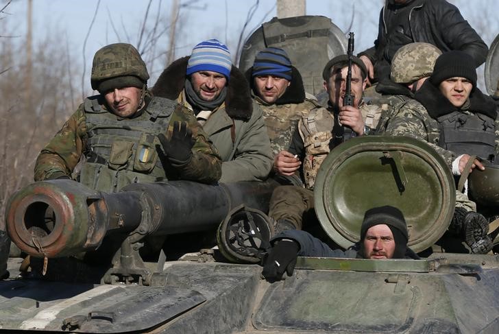 © Reuters. Ukrainian servicemen sit ontop of a tank near Artemivsk