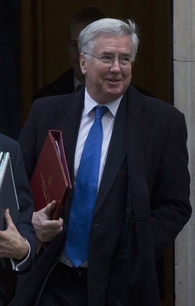 © Reuters. Secretário de Defesa britânico, Michael Fallon após reunião no gabinete, em Londres