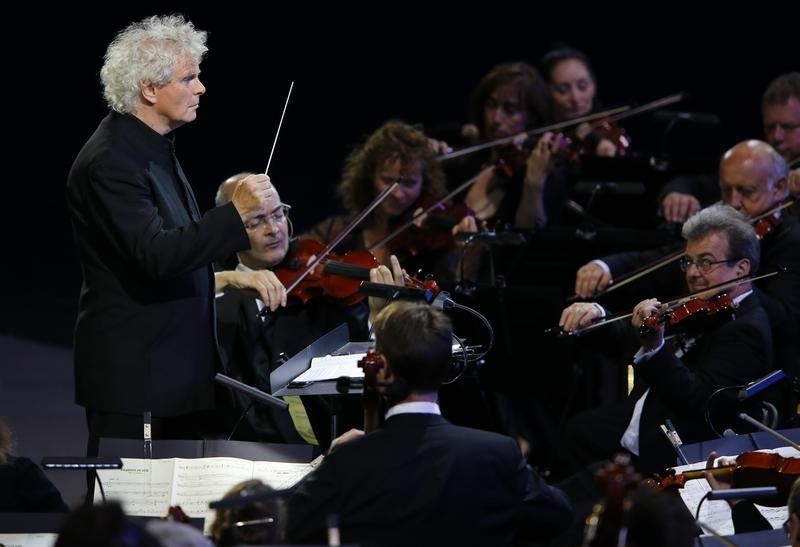 © Reuters. Conductor Simon Rattle takes part in the opening ceremony of the London 2012 Olympic Games at the Olympic Stadium