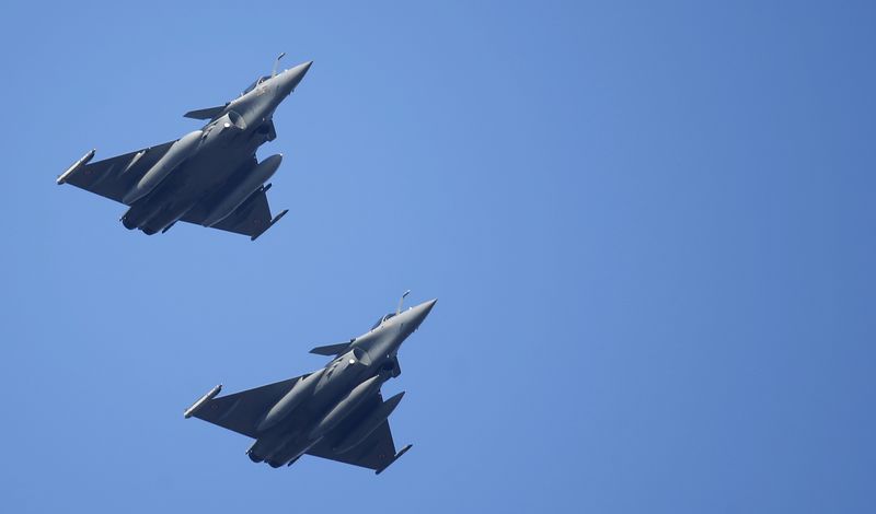 © Reuters. Two Rafale fighter jets fly over their air base in Saint-Dizier