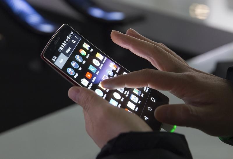 © Reuters. El móvil impulsará el comercio electrónico en España en 2015, según estudio