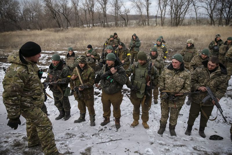 © Reuters. Militares ucranianos que lutaram em Debaltseve são vistos perto de Artemivsk