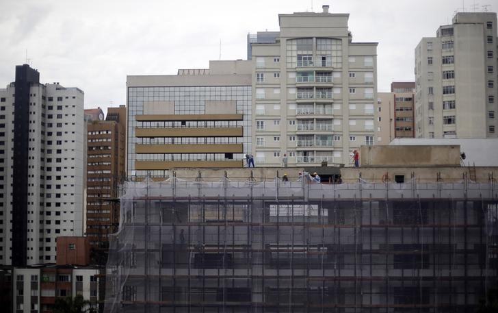 © Reuters. Trabalhadores na construção de um prédio em Curitiba