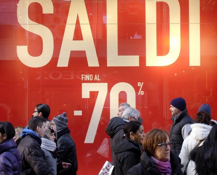 © Reuters. People walk in front a shop during sales in downtown Milan