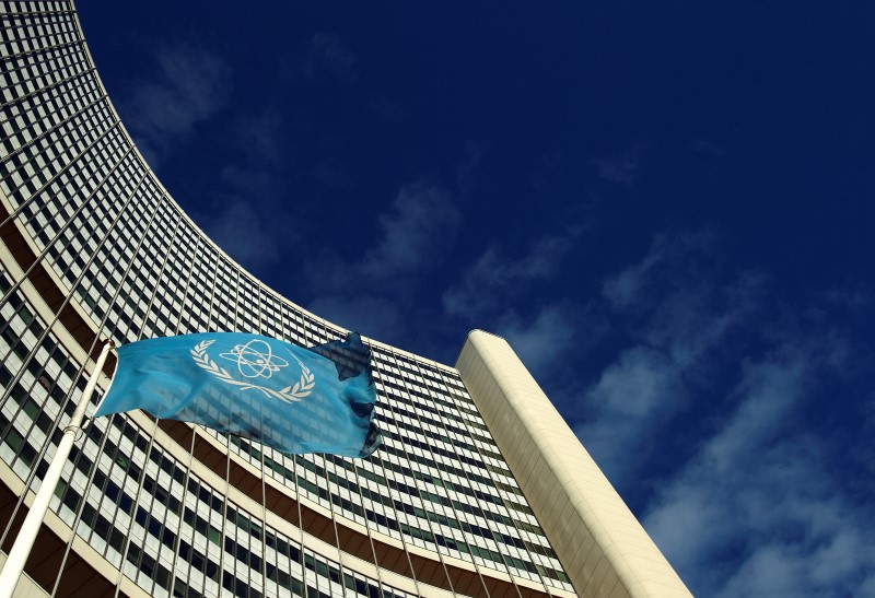 © Reuters. The flag of the International Atomic Energy Agency IAEA flies in front of its headquarters during a board of governors meeting in Vienna