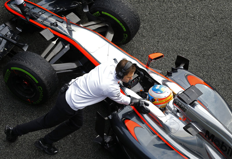 © Reuters. Piloto da McLaren Fernando Alonso no circuito de Jerez durante testes da pré-temporada da F1