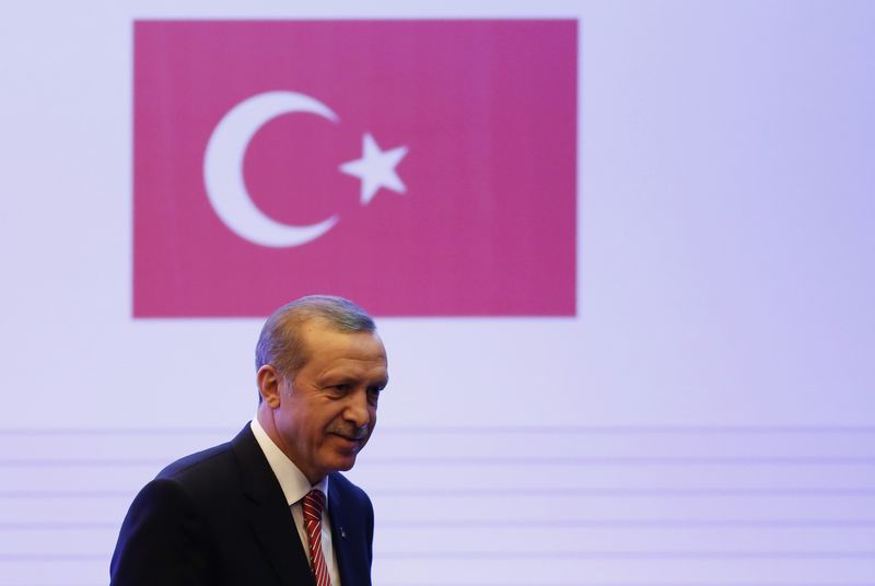 © Reuters. تهديدات بالسجن والملاحقة القضائية تحوم فوق رؤوس صحفيي المعارضة الأتراك