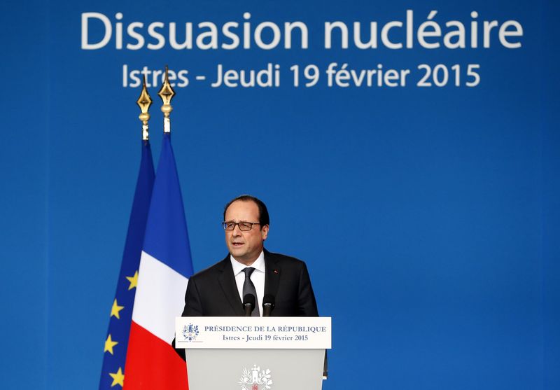 © Reuters. FRANÇOIS HOLLANDE RÉAFFIRME À ISTRES L'IMPORTANCE DE LA DISSUASION NUCLÉAIRE