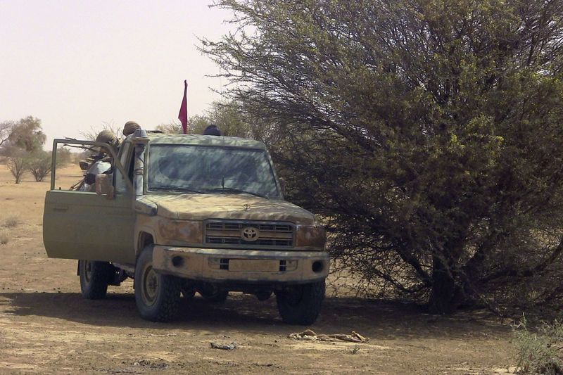 © Reuters. مالي والمتمردون بقيادة الطوارق يتفقون على وقف الاقتتال لإجراء محادثات سلام