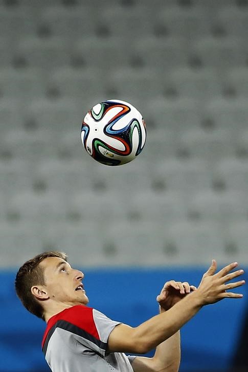 © Reuters. مودريتش لاعب ريال مدريد يعود للتدريبات بعد غياب ثلاثة أشهر