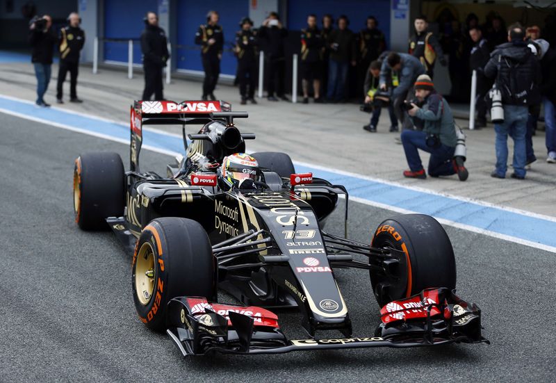 © Reuters. Lotus Formula One racing driver Pastor Maldonado of Venezuela drives his car during pre-season testing at the Jerez racetrack in southern Spain
