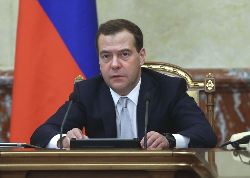 © Reuters. Premiê russo, Dmitry Medvedev, lidera uma reunião de governo em Moscou