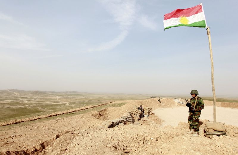 © Reuters. Combatente curdo peshmerga assume posição nos arredores de Mosul