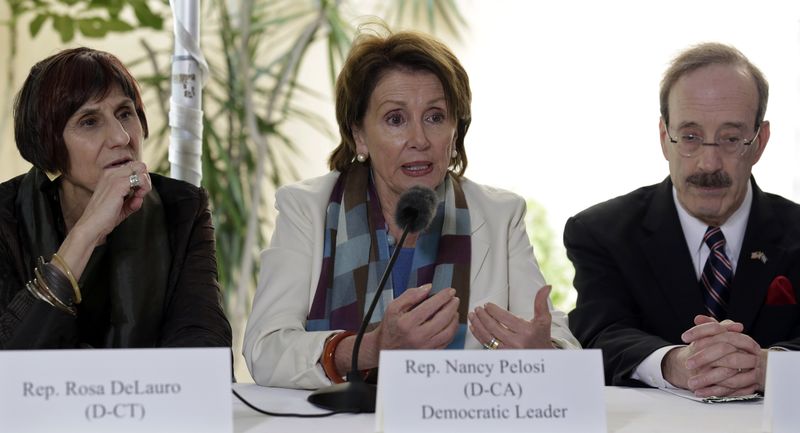 © Reuters. U.S. House of Representatives Democratic leader Pelosi talks, flanked by U.S congresswoman DeLauro and U.S congressman Engel during a news conference in Havana