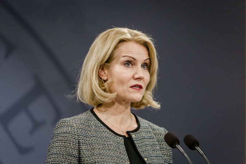 © Reuters. Primeira-ministra da Dinamarca, Helle Thorning-Schmidt, fala à imprensa