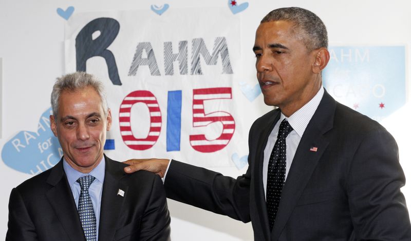 © Reuters. U.S. President Obama puts his hand on Chicago Mayor Emanuel's shoulder as they visit a campaign office in Chicago