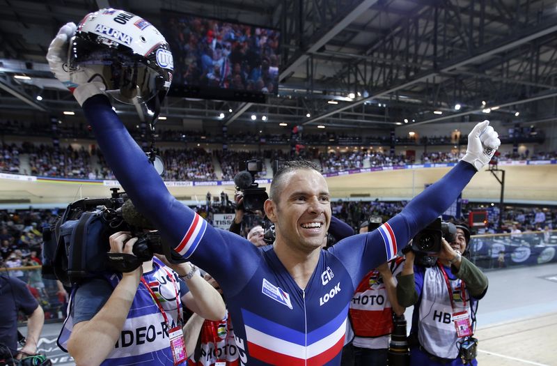 © Reuters. Francois Pervis of France reacts after winning the men's keirin track cycling event at the UCI Track Cycling World Cup in Saint-Quentin-en-Yvelines