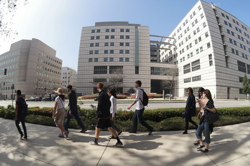 © Reuters. People walk past the entrance to the Ronald Reagan UCLA Medical Center in Los Angeles, California