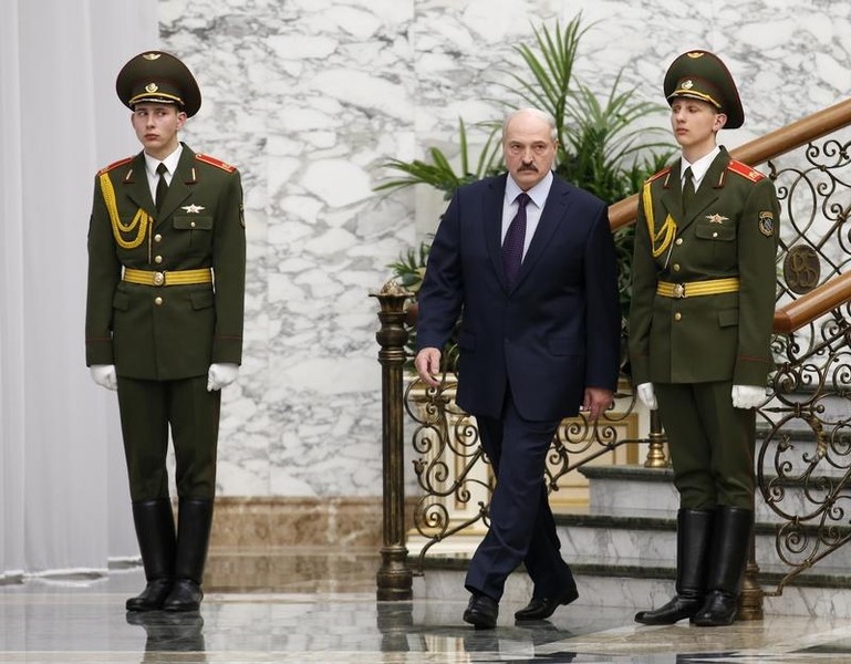 © Reuters. Belarussian President Lukashenko arrives to welcome Ukraine's President Poroshenko in Minsk