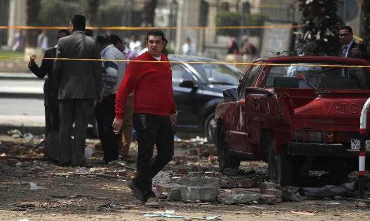 © Reuters. مصادر: مقتل شخصين في انفجار قنبلة في جنوب مصر
