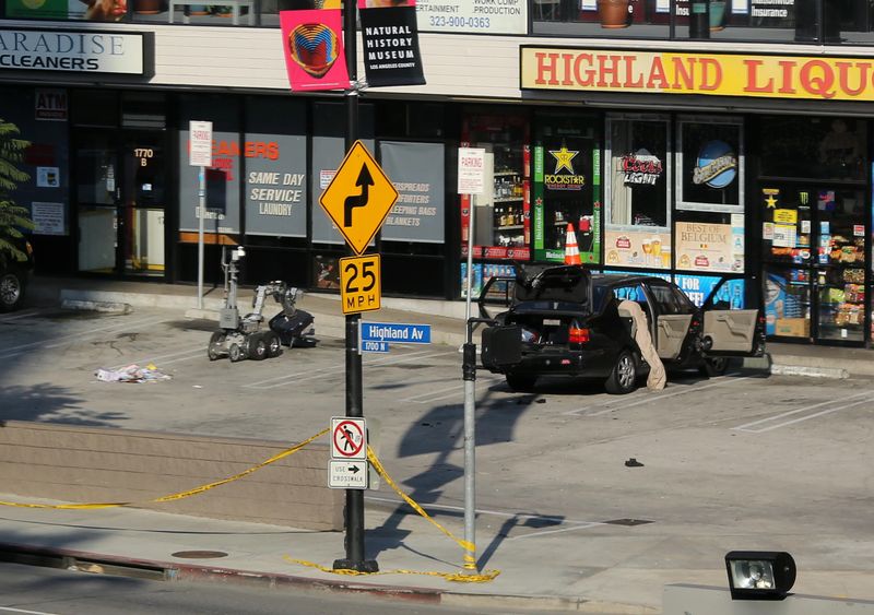 © Reuters. A bomb disposal robot is seen investigating a suspicious item in a vehicle near the Dolby Theater ahead of the 87th Academy Awards in Hollywood, California