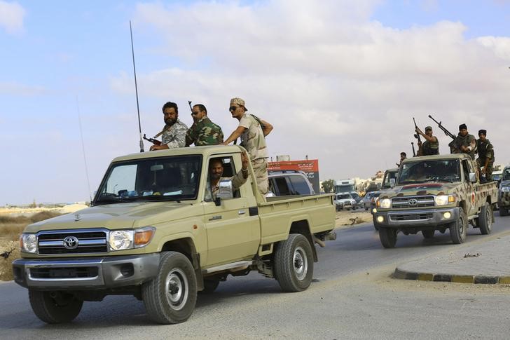 © Reuters. بريطانيا تقول ان ليبيا بحاجة الي حكومة وحدة قبل تغيير حظر السلاح